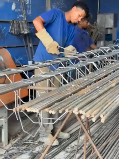 Equipe trabalhando na produção de ferragens