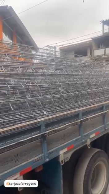 Ferragens armadas carregadas para entrega